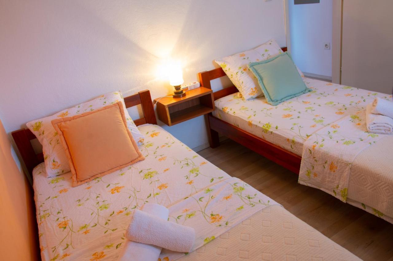 Apartment Tony - 2Bdr Beachfront Jadrija Eksteriør billede